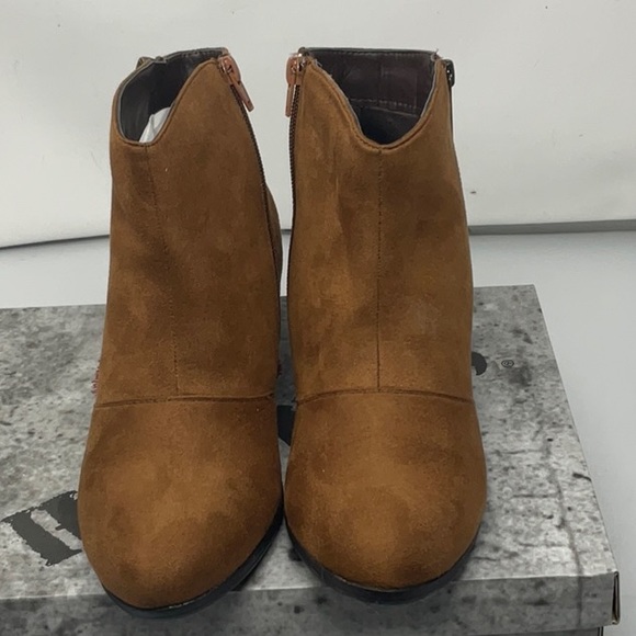 NIB Hot Kiss Beatrice camel colored ankle boots , size 9 - Picture 3 of 8